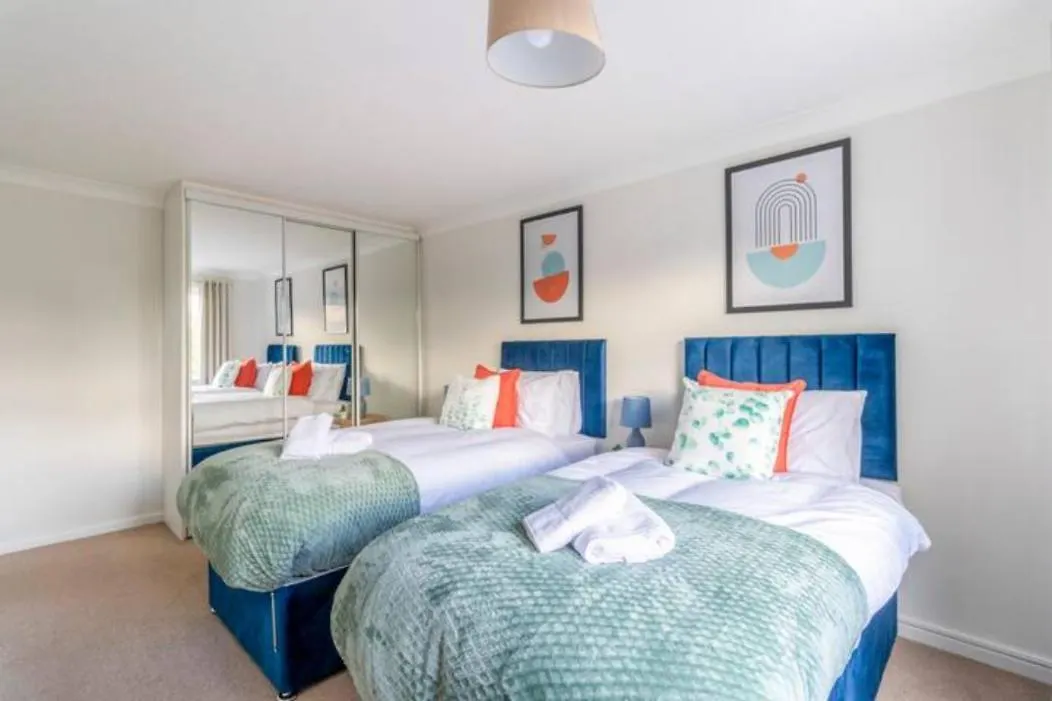 Trendy Sea View 2 Bedroom Sleeps 6 - Free Parking Bournemouth Apartman