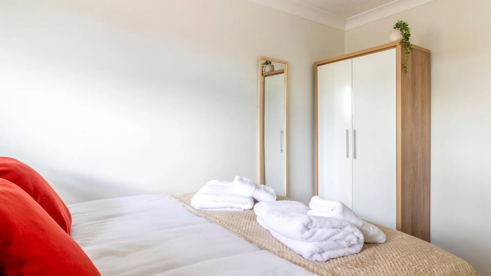 Trendy Sea View 2 Bedroom Sleeps 6 - Free Parking Μπόρνμουθ